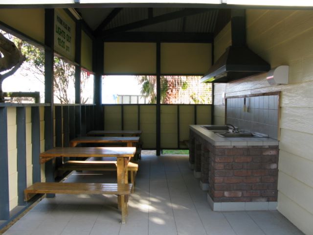 Koonwarra Family Holiday Park - Lakes Entrance: Camp kitchen and BBQ area