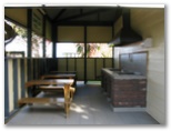 Koonwarra Family Holiday Park - Lakes Entrance: Camp kitchen and BBQ area