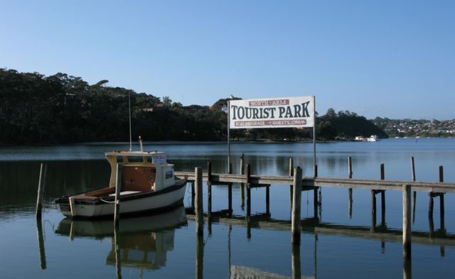 North Arm Tourist Park - Lakes Entrance: Boat moorage for guests of North Arm Tourist Park