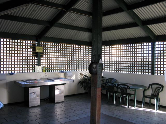North Arm Tourist Park - Lakes Entrance: Camp kitchen and BBQ area