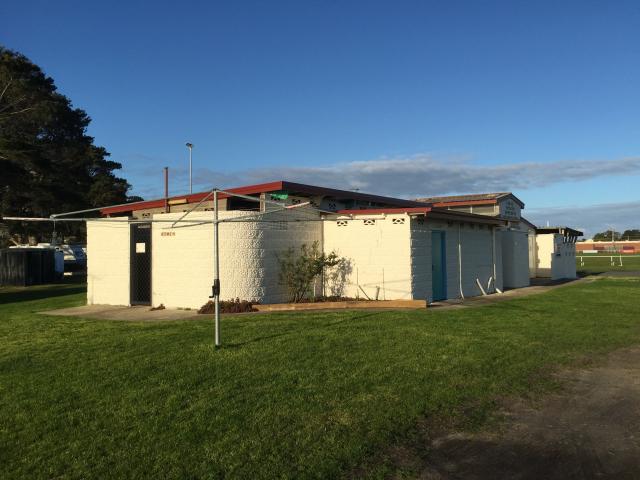 Lakes Entrance Recreation and Camping Reserve - Lakes Entrance: Amenities block and laundry.