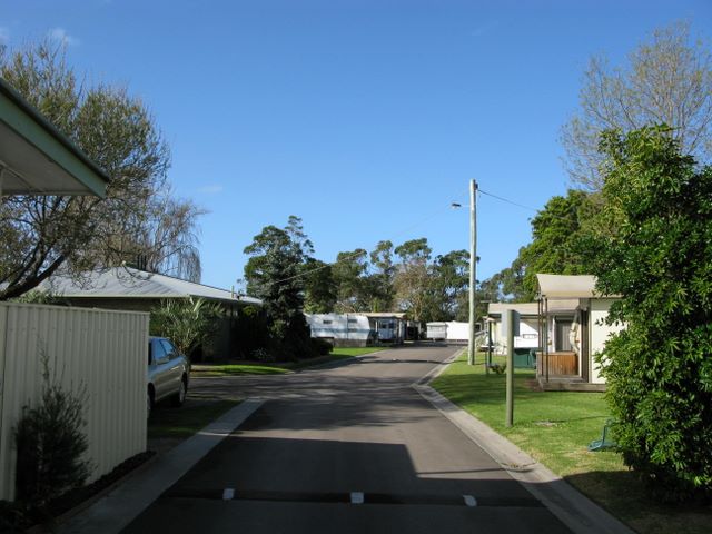 Riviera Country Caravan Park - Lakes Entrance: Good paved roads throughout the park
