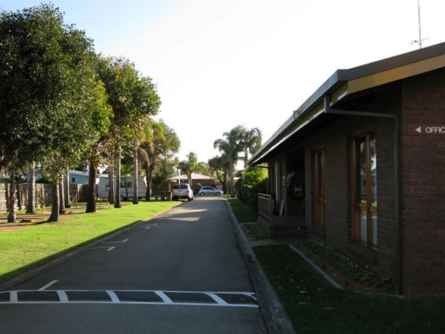 Silver Sands Tourist Park - Lakes Entrance: Park entrance with office on right