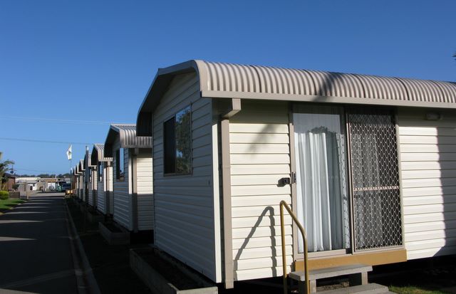 Silver Sands Tourist Park - Lakes Entrance: Cottage accommodation ideal for families, couples and singles