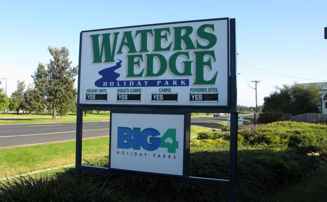 Waters Edge Holiday Park - Lakes Entrance: Waters Edge Holiday Park welcome sign