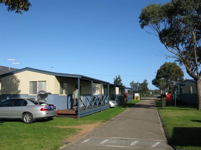 Waters Edge Holiday Park - Lakes Entrance: Cottage accommodation ideal for families, couples and singles