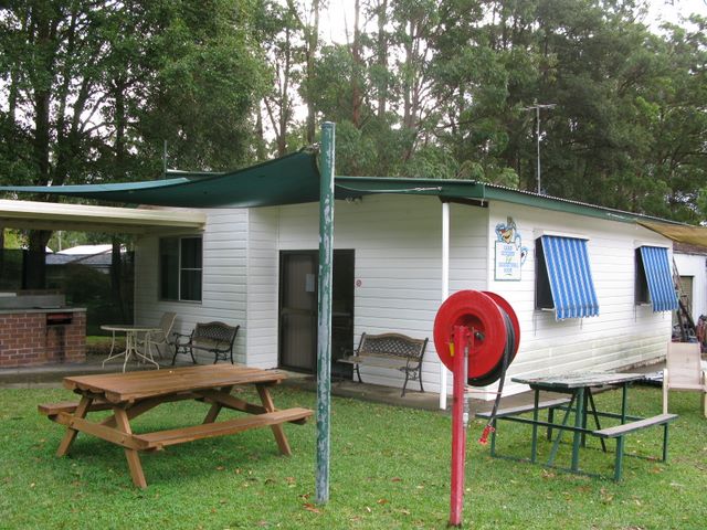 Christmas Cove Caravan Park - Laurieton: Camp kitchen and BBQ area
