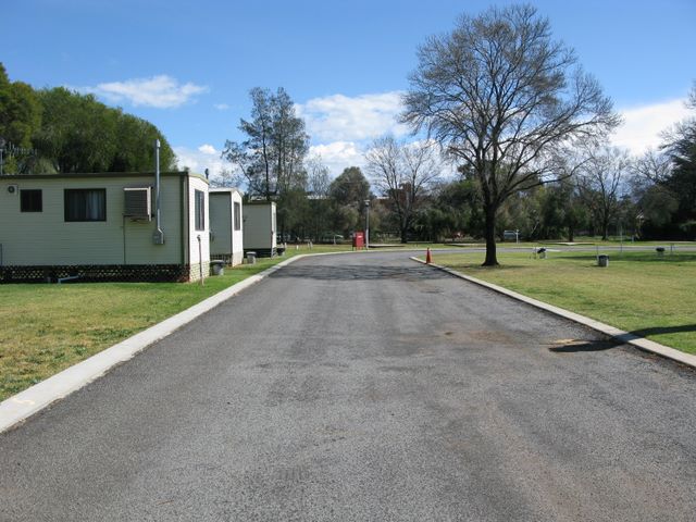 Leeton Caravan Park - Leeton: Good paved roads throughout the park