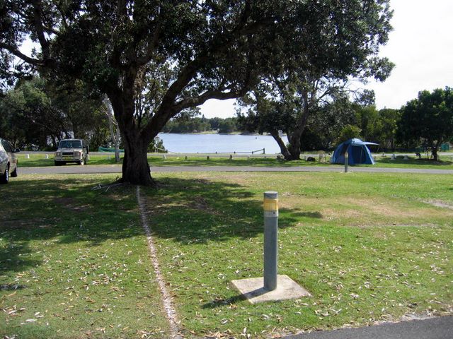 Lake Ainsworth Holiday Park - Lennox Head: Powered sites with lake views