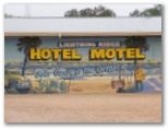 Lightning Ridge Hotel Motel and Caravan Park - Lightning Ridge: Lightning Ridge Hotel Motel Caravan Park welcome sign