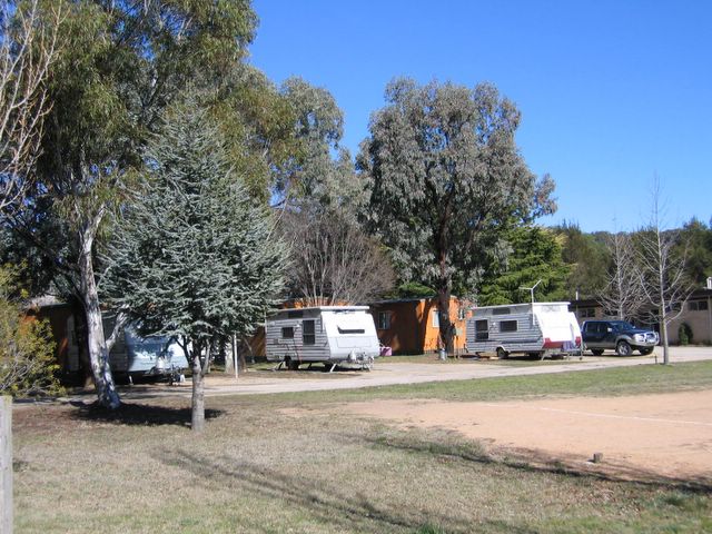 Lithgow Tourist and Van Park - Lithgow: Powered sites for caravans with concrete slabs.