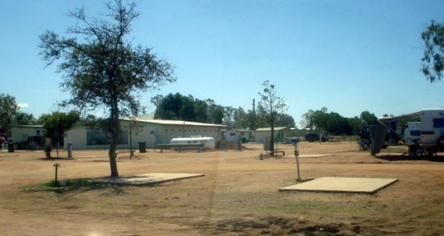 Longreach Tourist Park - Longreach: Powered sites for caravans with amenities block in the background