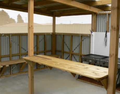 Low Head Tourist Park - Low Head: Camp kitchen and BBQ area