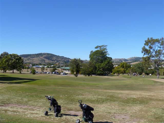 Lowood and District Golf Club - Lowood: Approach to the green on Hole 4