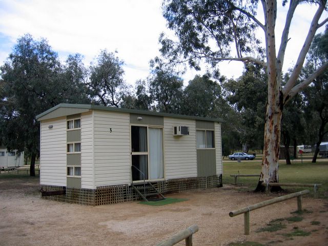 Loxton Riverfront Caravan Park - Loxton: Cottage accommodation ideal for families, couples and singles