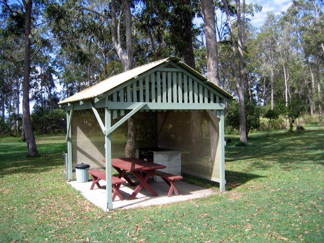 Maaroom Caravan Park - Maaroom: BBQ area in bushland setting