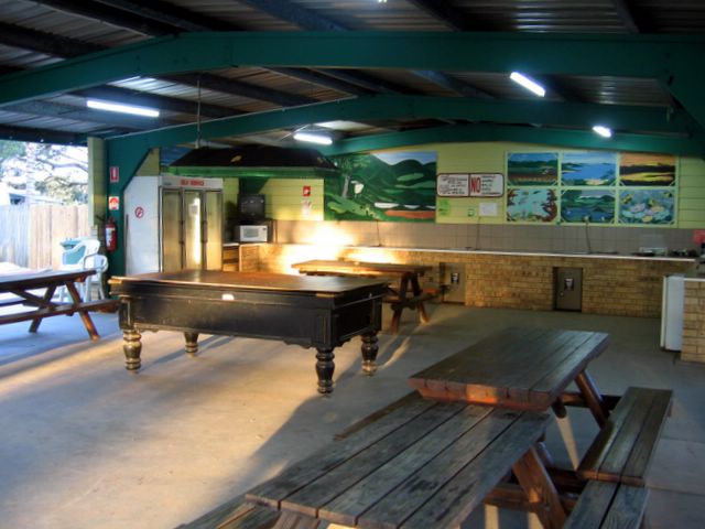 Andergrove Van Park - Mackay: Camp kitchen and BBQ area