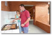 East's Ocean Shores Holiday Park - Manning Point: Camp kitchen and BBQ area