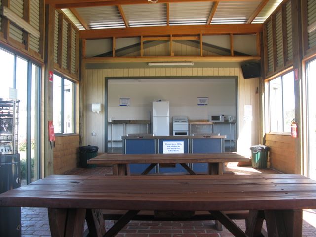 BIG4 Bellarine Holiday Park - Marcus Hill: Camp kitchen and BBQ area