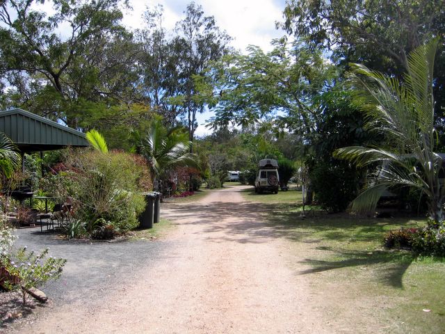 Mareeba Country Caravan Park - Mareeba: Gravel roads throughout the park