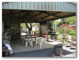 Mareeba Country Caravan Park - Mareeba: Camp kitchen and BBQ area