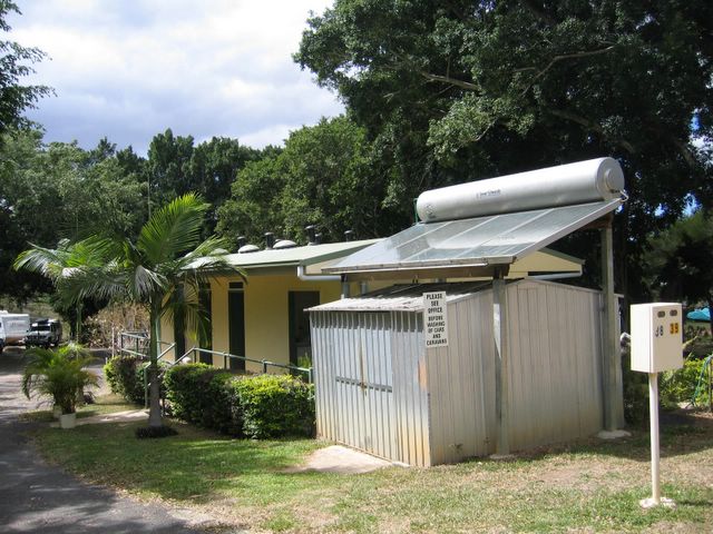 Mareeba Riverside Caravan Park - Mareeba: Amenities block and laundry