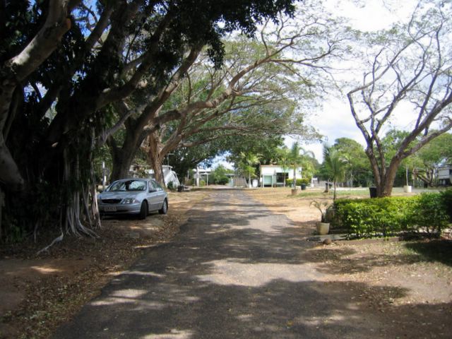 Mareeba Riverside Caravan Park - Mareeba: Good paved roads throughout the park