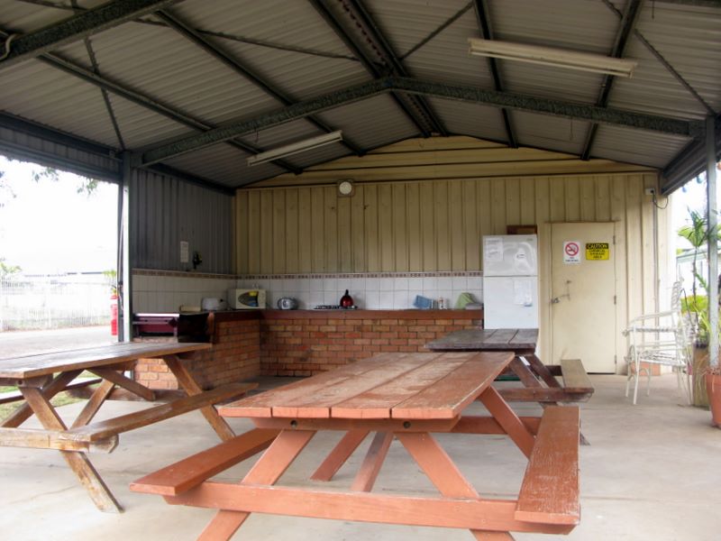 Maryborough Caravan Park - Maryborough: Interior of camp kitchen