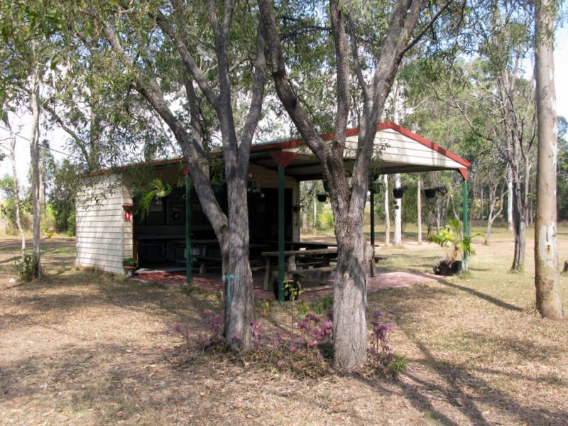 Country Stopover Caravan Park - Maryborough: Camp kitchen and BBQ area