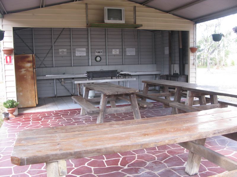 Country Stopover Caravan Park - Maryborough: Interior of camp kitchen