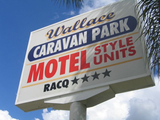 Wallace Motel & Caravan Park - Maryborough: Wallace Caravan Park welcome sign