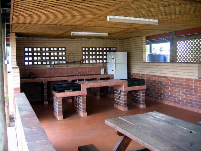 Wallace Motel & Caravan Park - Maryborough: Facilities in the Camp Kitchen