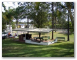 Wallace Motel & Caravan Park - Maryborough: BBQ area close to pool