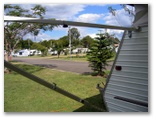 Wallace Motel & Caravan Park - Maryborough: Excellent grassy sites for caravans