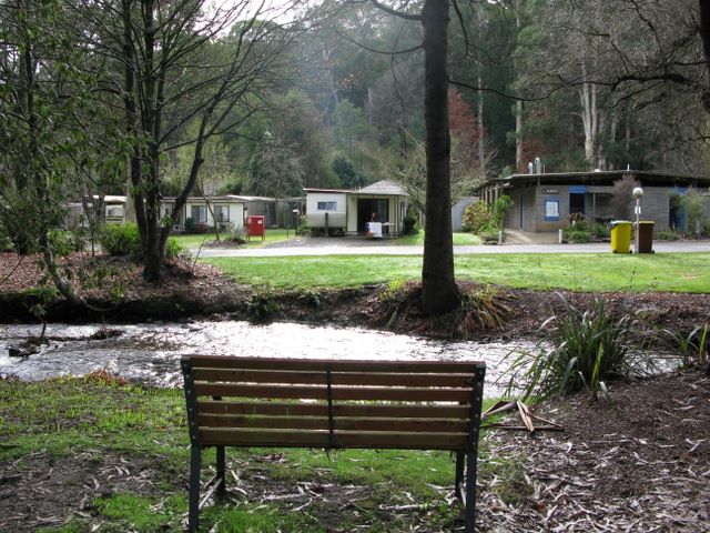 Marysville Caravan and Holiday Park - Marysville: Place to relax beside the brook