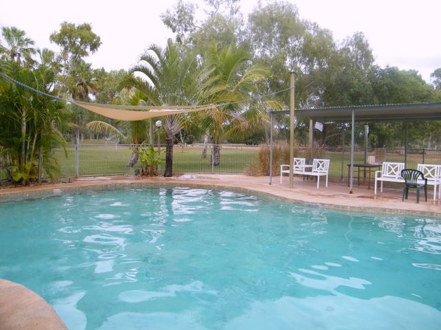Territory Manor Caravan Park - Mataranka: Swimming pool