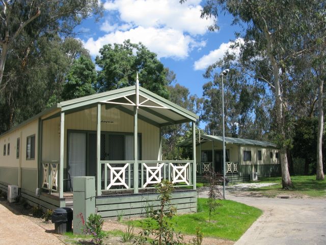 Crystal Brook Tourist Park - Doncaster East Melbourne: Cottage accommodation, ideal for families, couples and singles