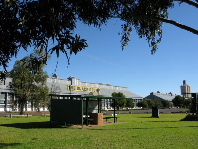 The Old School Camping & Caravan Park - Merriwagga: Par and BBQ area opposite the pub