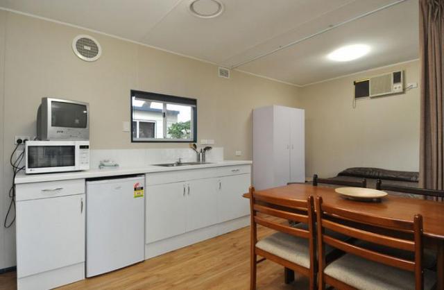 Nobby Beach Holiday Village - Miami: Kitchen and Dining Room in 4 berth standard cabin