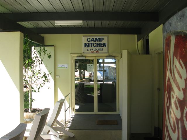 BIG4 Mildura and Deakin Holiday Park - Mildura: Camp kitchen and BBQ area