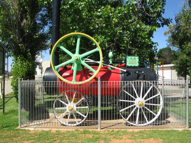 BIG4 Mildura and Deakin Holiday Park - Mildura: Historic engine near park entrance