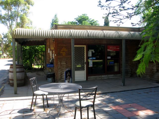 River Road Caravan Park - Mildura: Reception and office and kiosk.