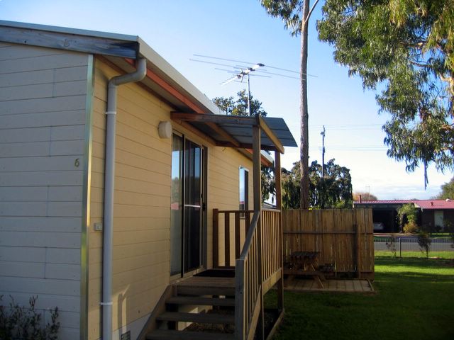 Millicent Lakeside Caravan Park - Millicent: Cottage accommodation ideal for families, couples and singles