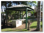 Milton Tourist Park - Milton: BBQ area