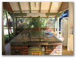 Mission Beach Hideaway Village - Mission Beach: Camp kitchen and BBQ area