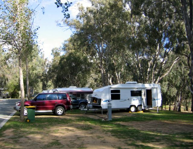 Maiden's Inn Holiday Park - Moama: Powered sites for caravans with river views