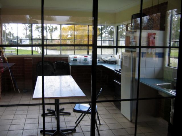 Maiden's Inn Holiday Park - Moama: Camp kitchen and BBQ area