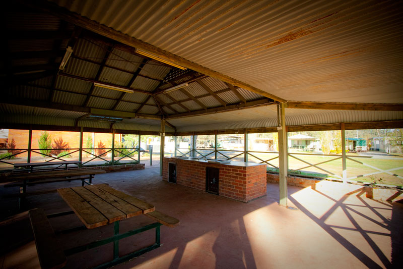 Merool on the Murray - Moama: Camp kitchen and BBQ area
