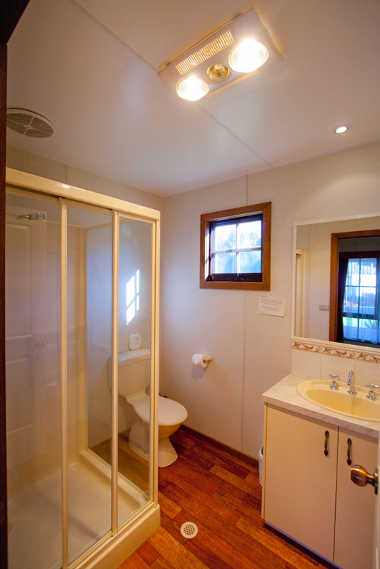 Merool on the Murray - Moama: Bathroom in Double Studio