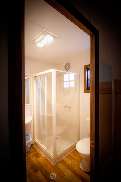 Merool on the Murray - Moama: Bathroom in River Studio